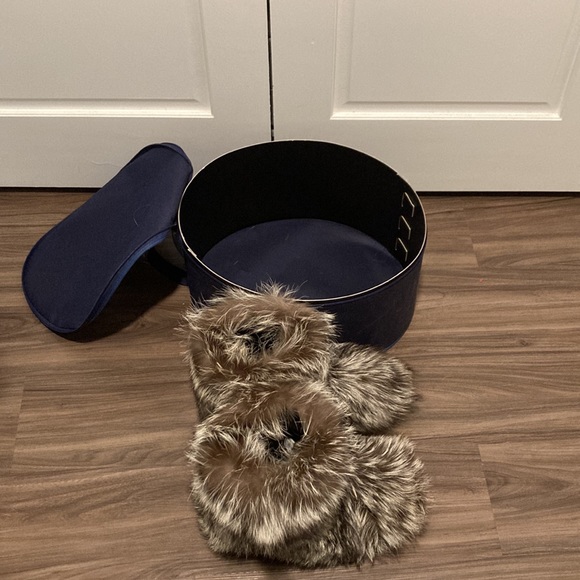 Genuine super plush custom made silver Fox Fur boots including furrier bag - Picture 4 of 7